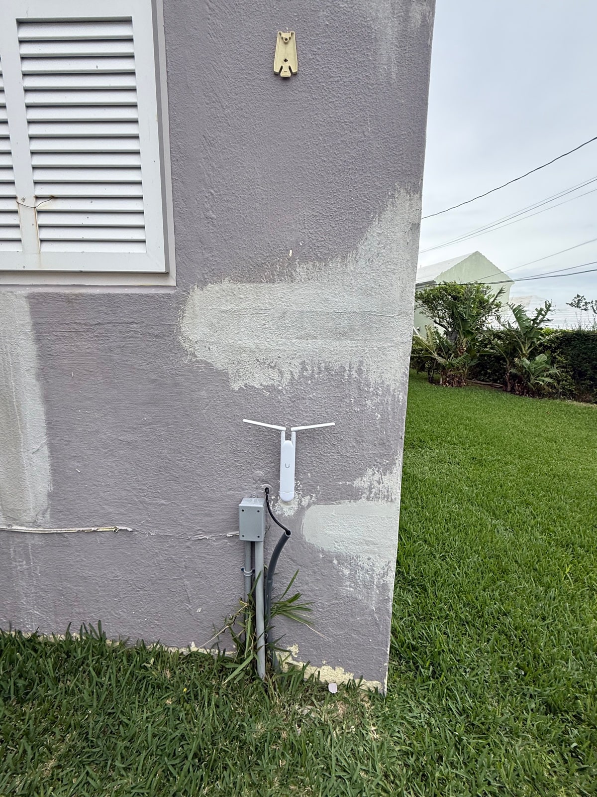 Outdoor antenna mount on exterior wall
