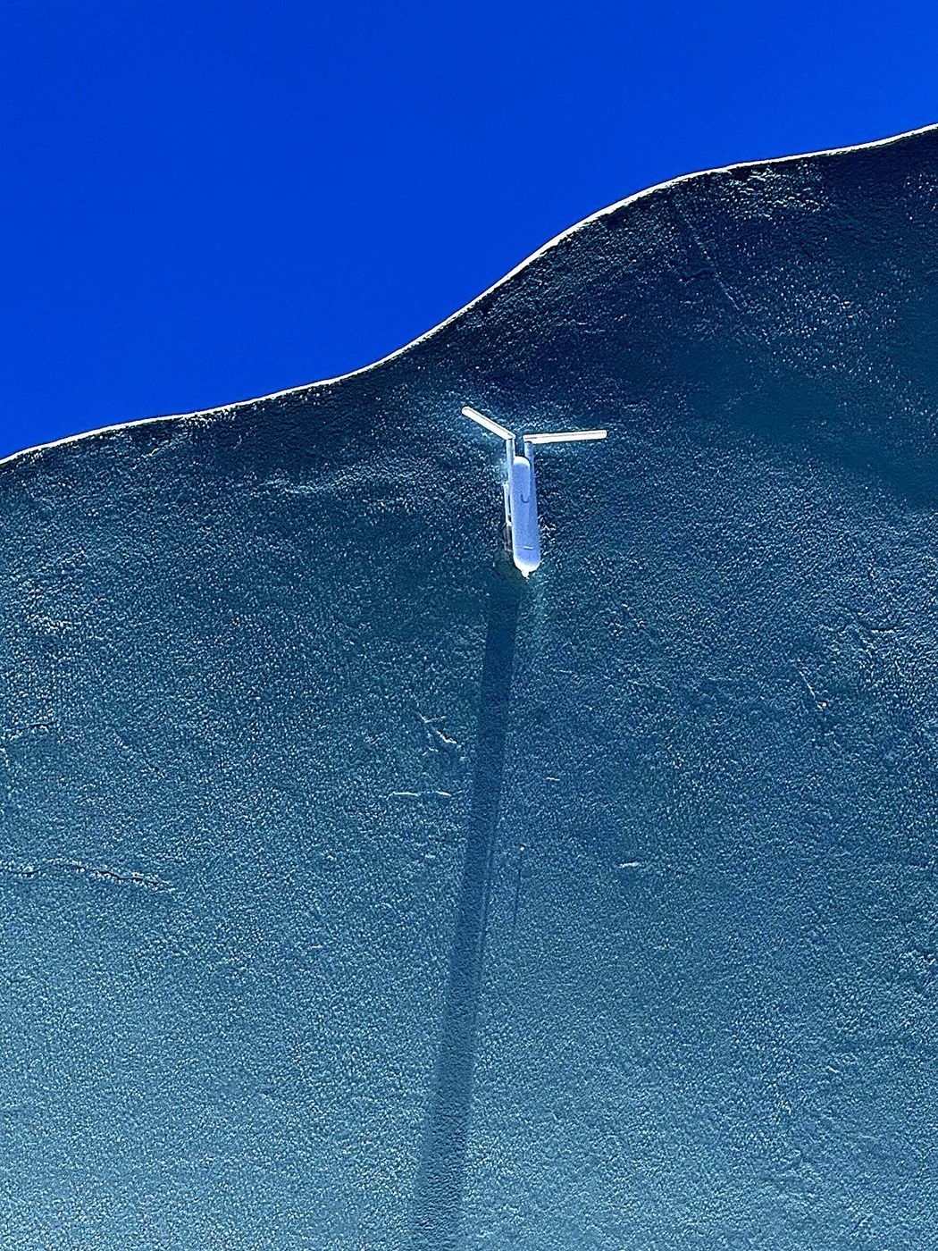 Outdoor long-range access point with dual antennas