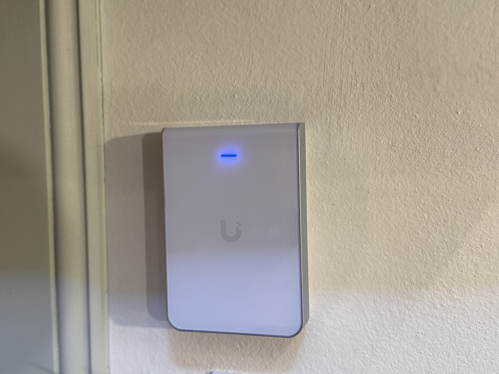 UniFi access point - discreet wall mount