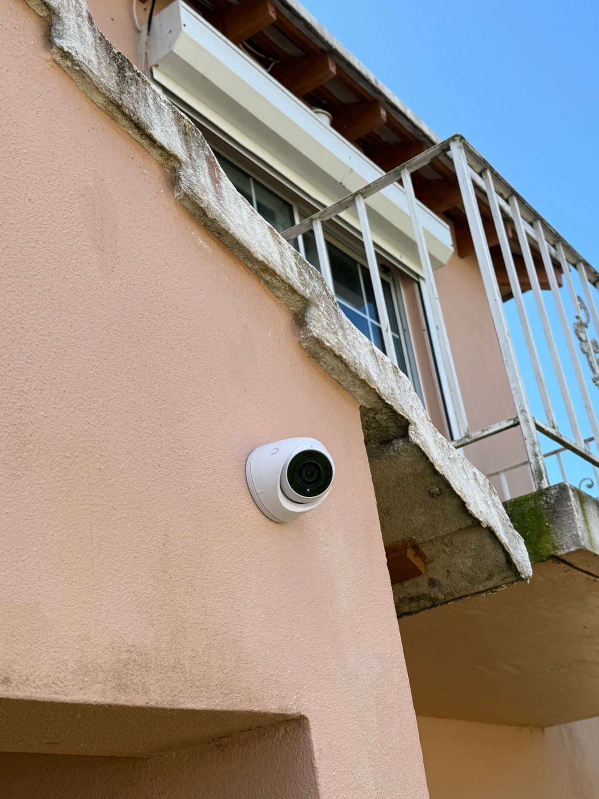 Turret camera below a Bermuda balcony