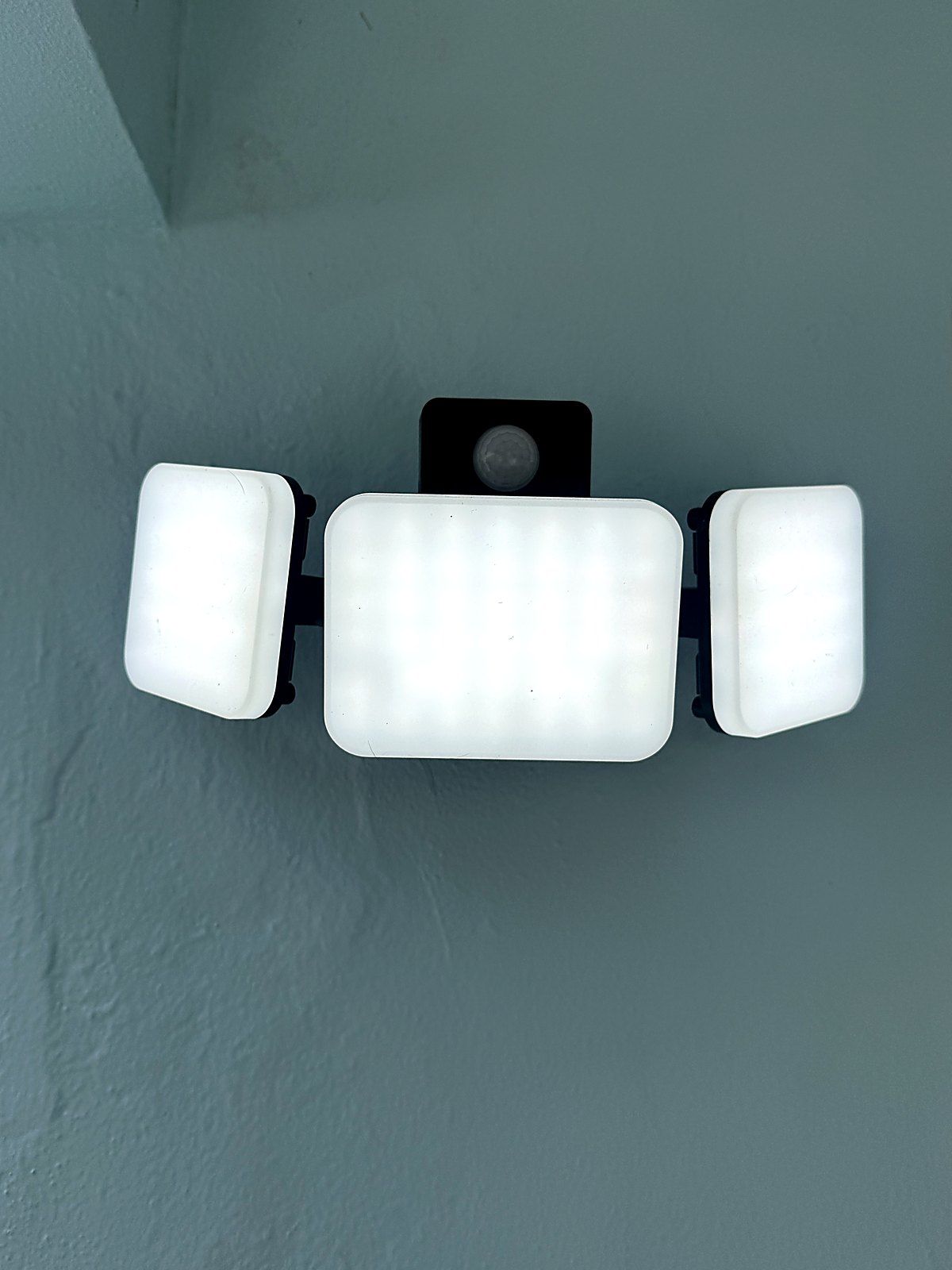 Motion-activated floodlight - security lighting that turns itself on