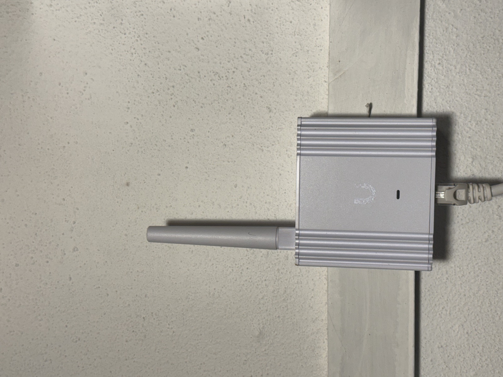 UniFi SuperLink - long-range wireless link for detached spaces